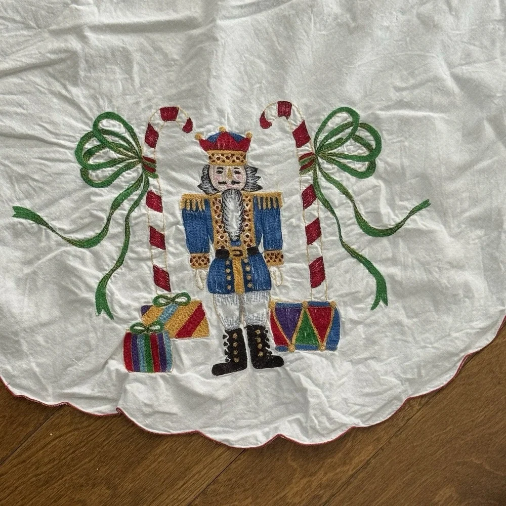 Vintage Handmade Embroidered Christmas Tablecloth Nutcracker Scallop 63x112 F/W